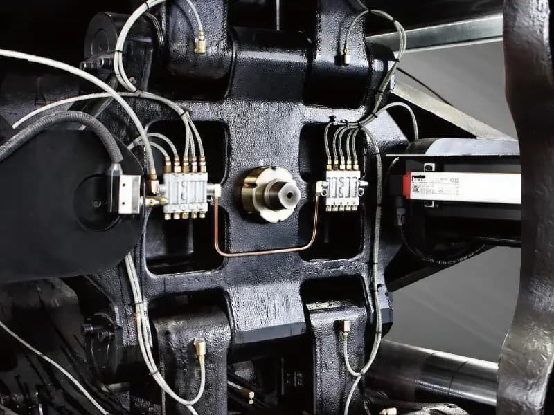 Toggle clamping unit — high rigidity for thin-wall molding